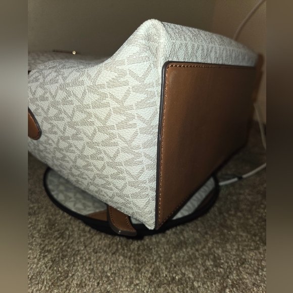 NWT Michael Kors Sheila Medium Logo Backpack - Picture 11 of 11